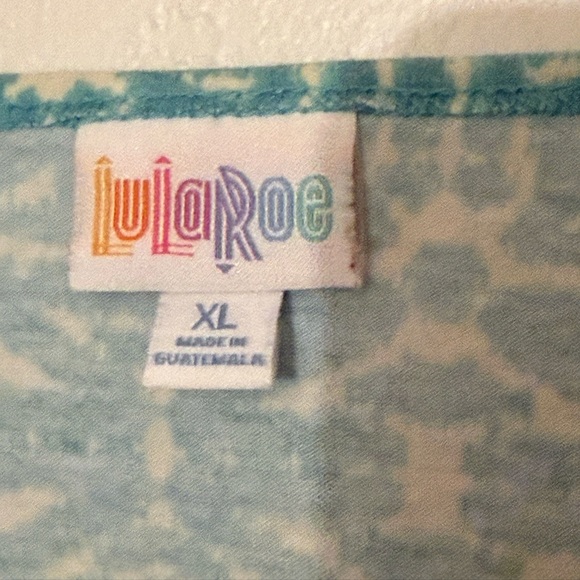 LuLaRoe Irma Top XL fits a 2X EUC - Picture 3 of 5